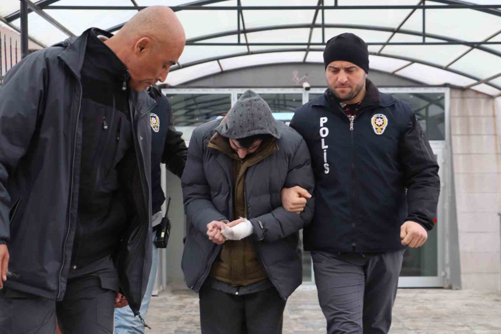 Üvey babasını bıçaklayarak öldüren sanık hakim karşısında