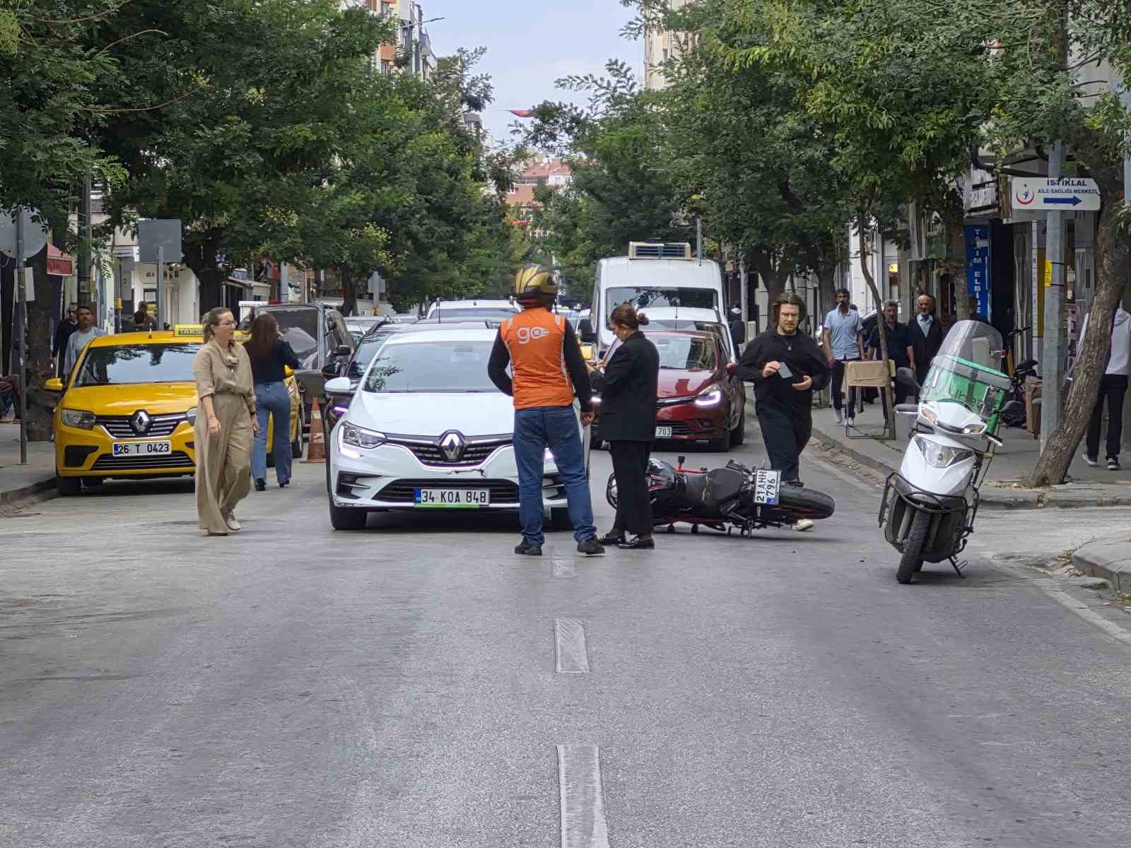 Eskişehir’de otomobille motosiklet çarpıştı