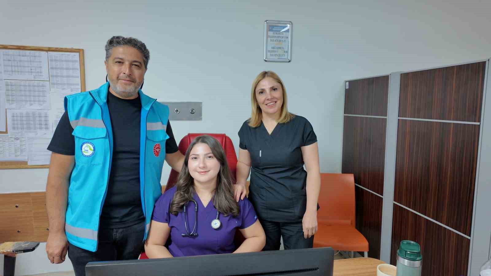 Gediz Devlet Hastanesinde görev yapan hemşire çiftin gururlu ve anlamlı günü