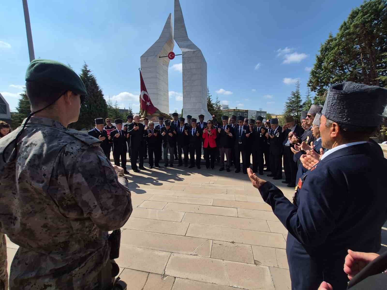 Eskişehir’de gaziler ve şehit yakınlarından şehitlik ziyareti