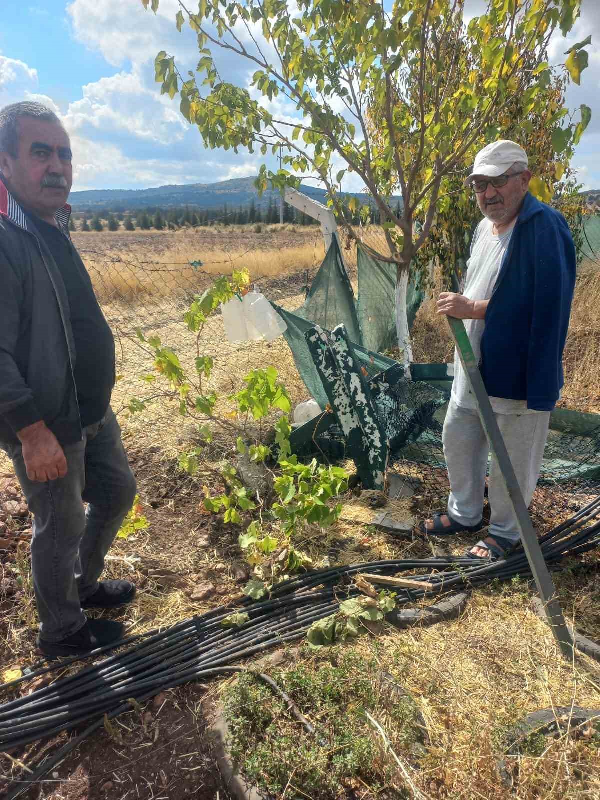 Kimliği belirsiz kişiler bahçe tellerine zarar verdi