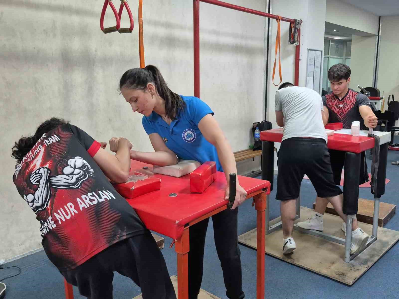 Eskişehir’de Gaziler Günü dolayısıyla bilek güreşi turnuvası yapıldı