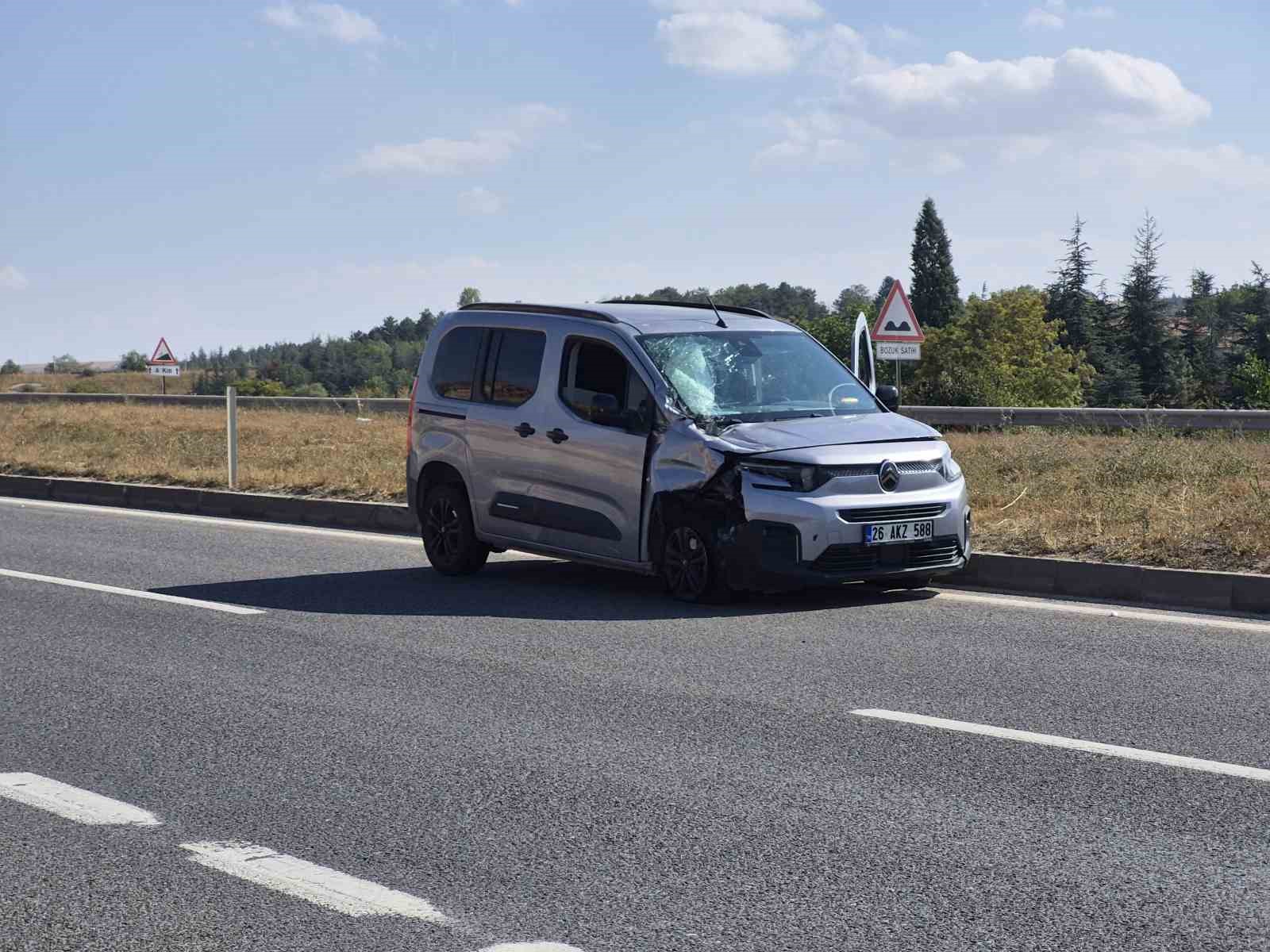 Tıra arkadan çarpan hafif ticari aracın sürücüsü yaralandı