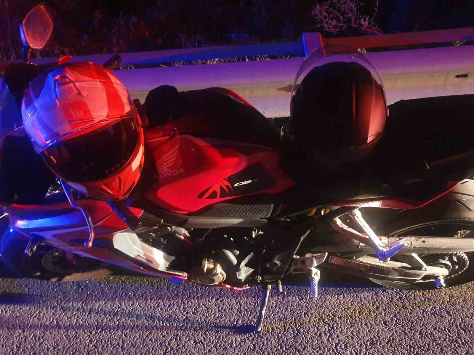 Motosiklet bariyere çarptı: 2 kişi yaralandı