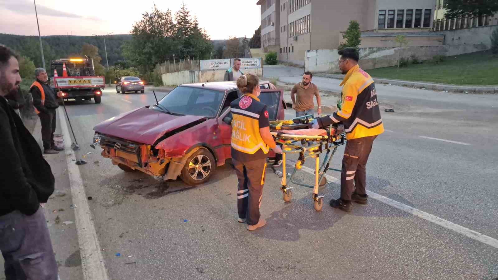 Kontrolden çıkan otomobil aydınlatma direğine çarptı, sürücü yaralandı