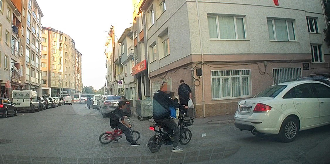 Bisikletli çocuk aracın altında kalmaktan son anda kurtuldu