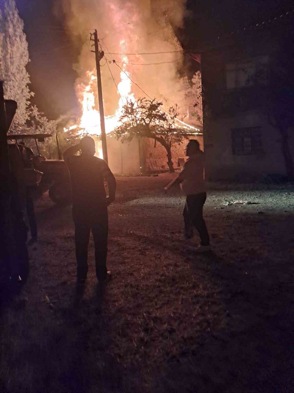 Besihane yangınında 4 büyükbaş hayvan telef oldu