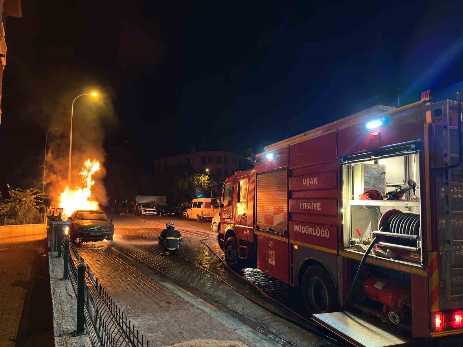 Uşak’ta park halindeki otomobilde çıkan yangın söndürüldü
