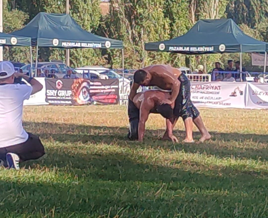 Pazarlar Yağlı Güreşleri’nin başpehlivanı Osman Kan oldu