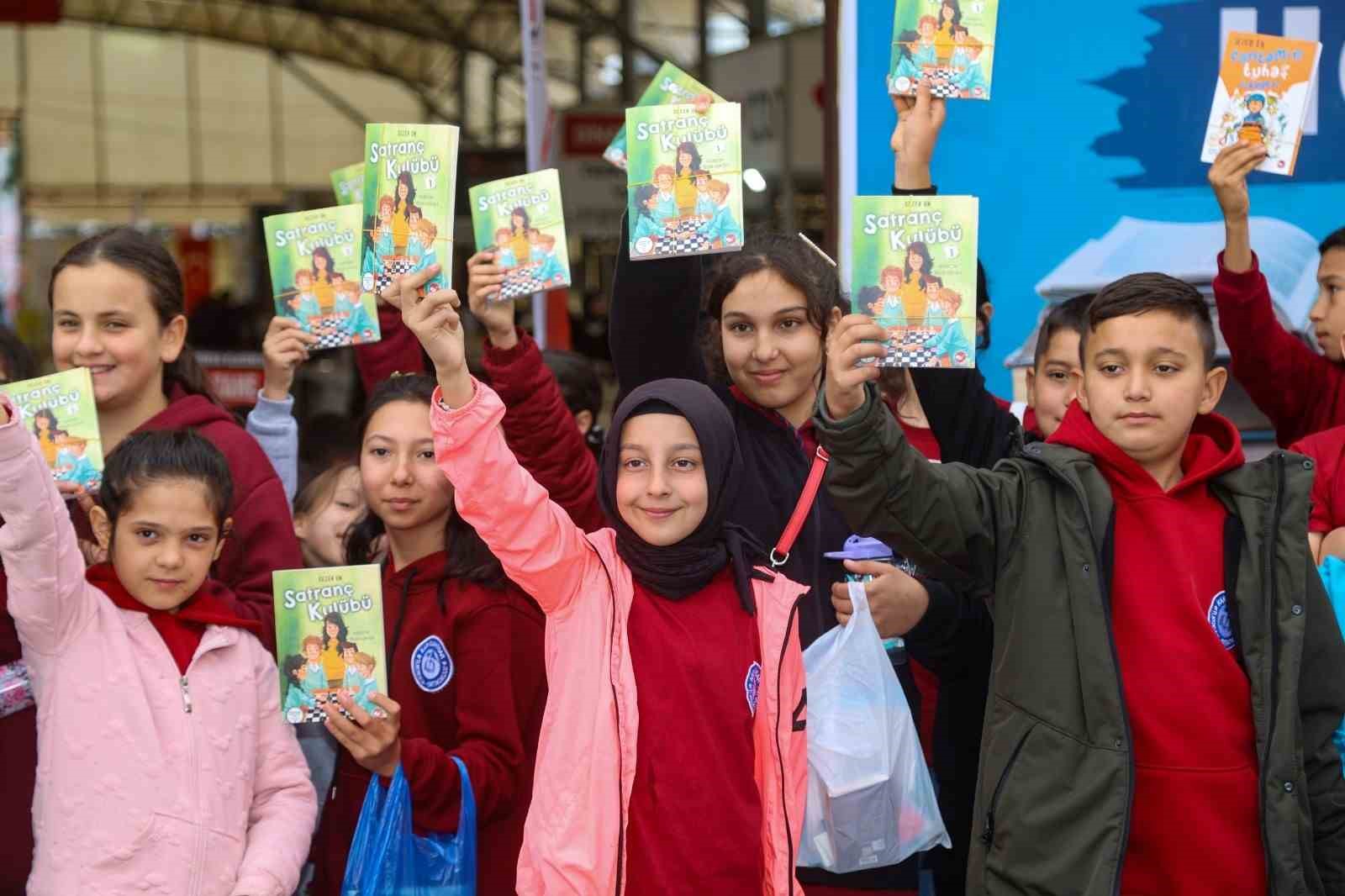 Uşak Kitap Fuarında kitaplar ve ünlü yazarlar okurlarla buluşuyor