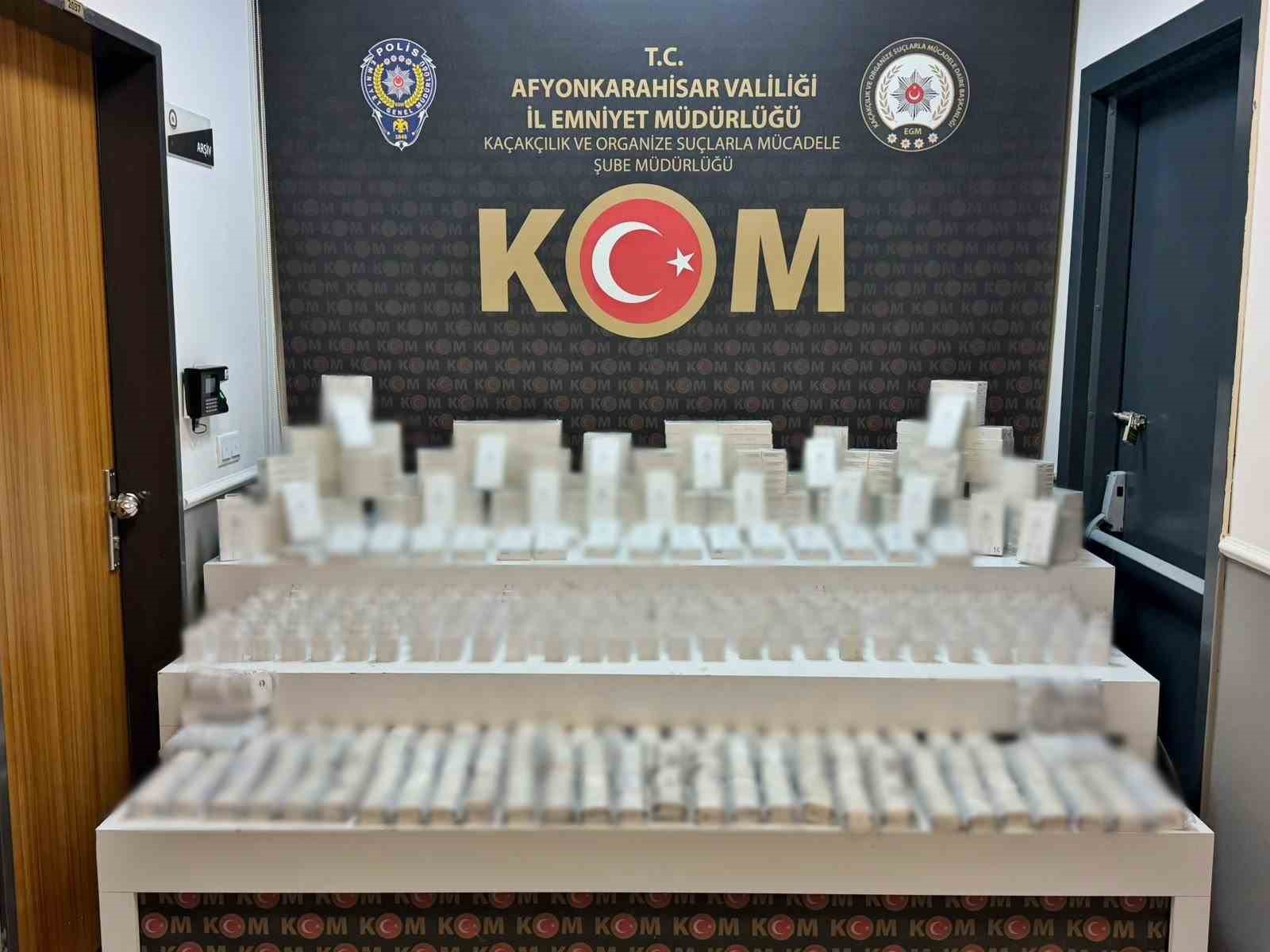 Polis kaçak cep telefonu aksesuarları ele geçirdi