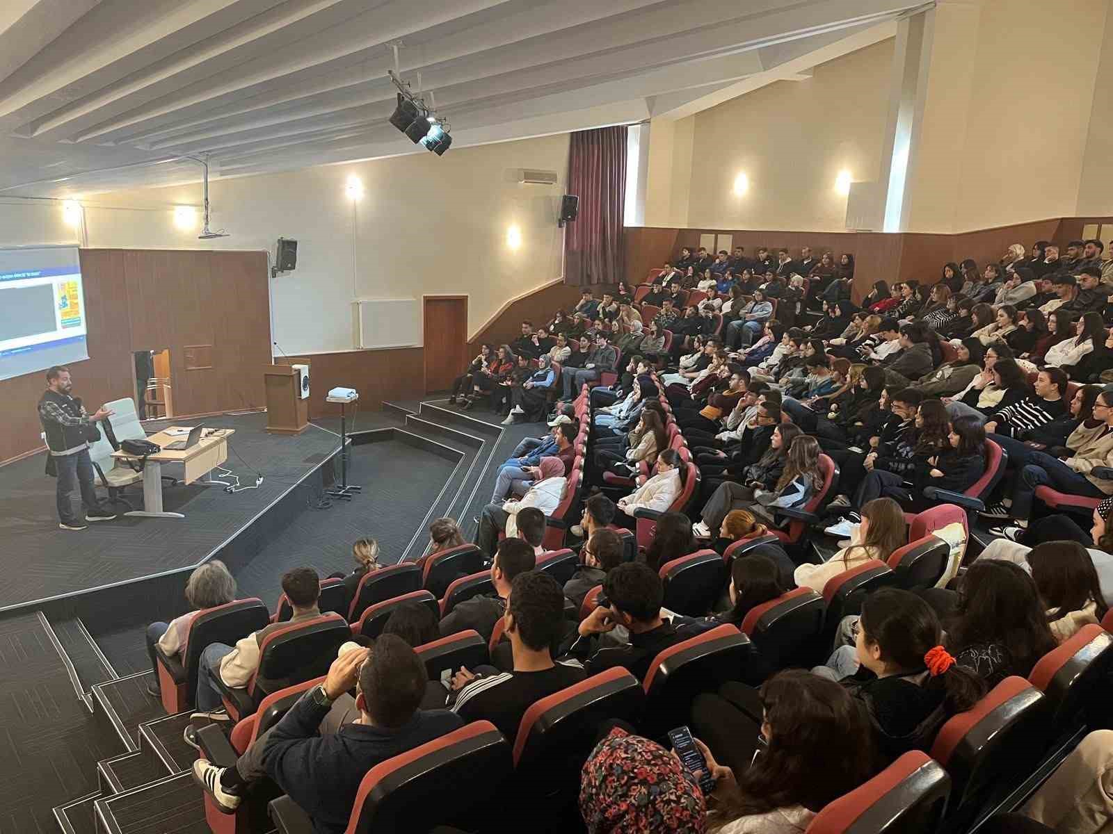 Üniversite öğrencilerine uyuşturucuyla mücadele eğitimi verildi