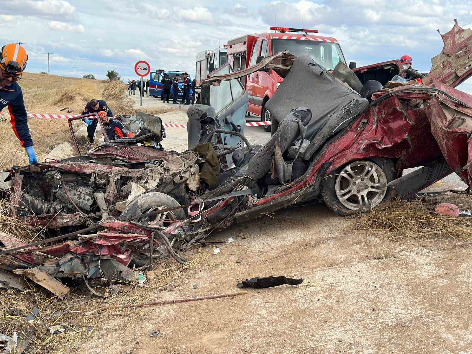 Uşak’ta kamyon ile otomobil çarpıştı: 3 ölü, 1 yaralı