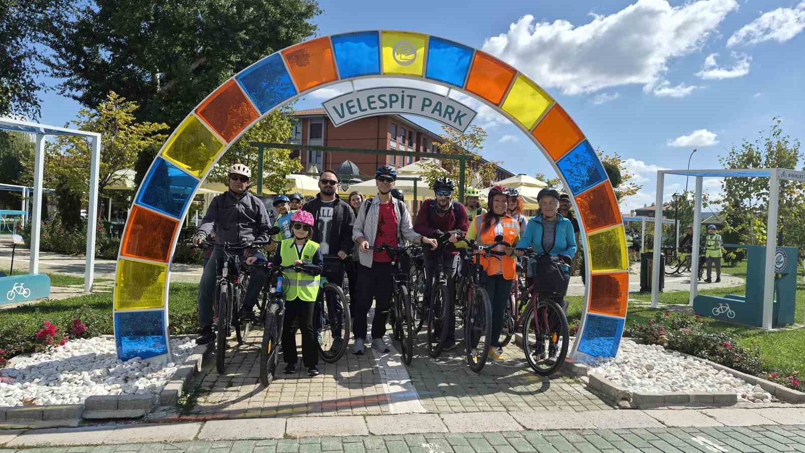 Eskişehir’de bisiklet tutkunları, ’Görünür ol güvende ol’ sloganıyla pedallara bastı