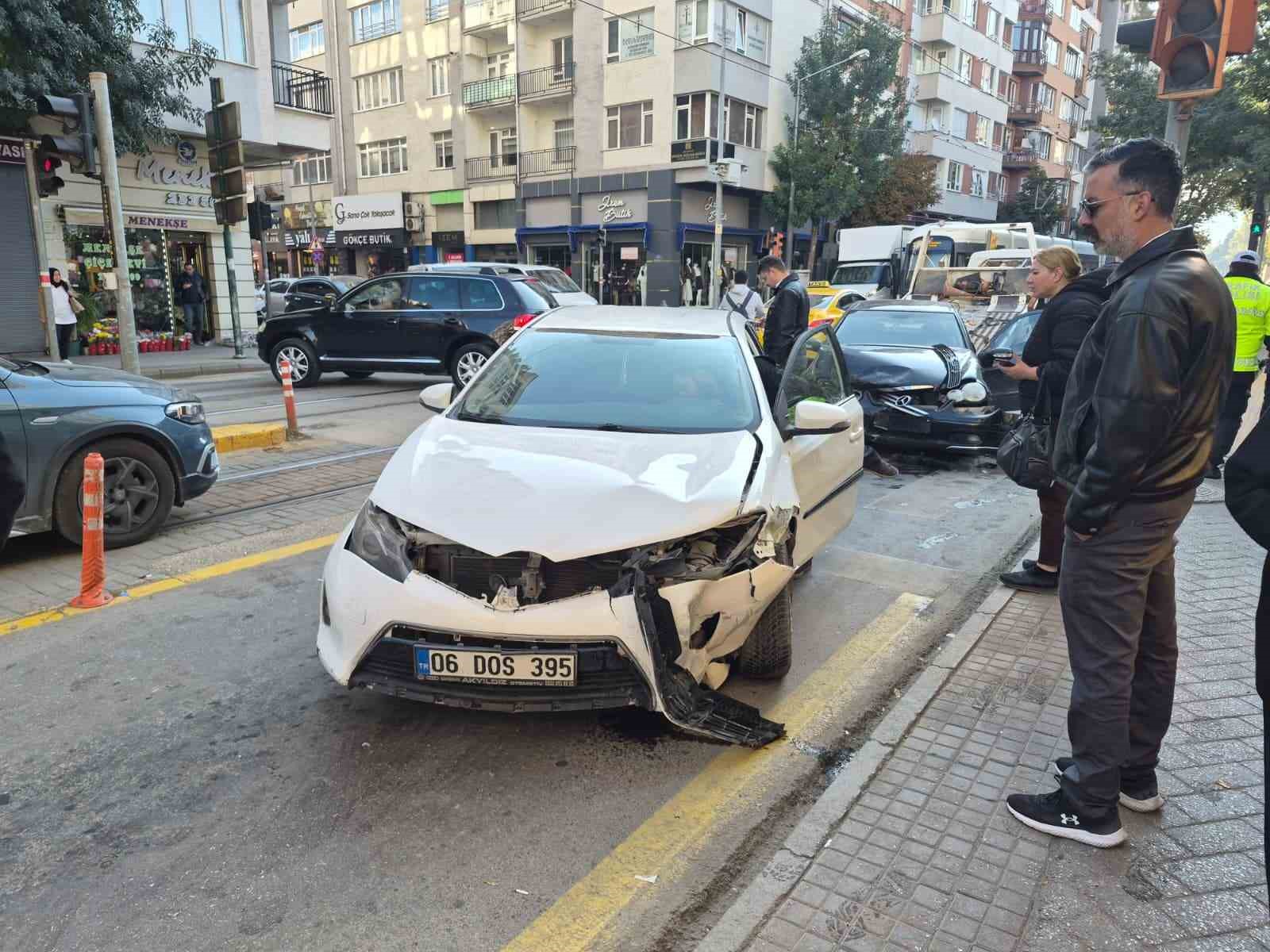 Eskişehir’de iki araç kafa kafaya çarpıştı