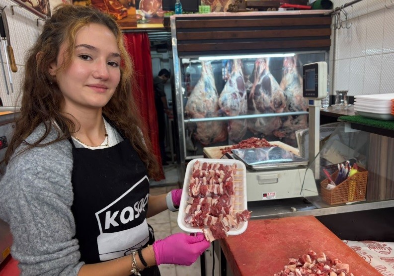 Kütahya’da 18 yaşındaki usta genç kız, kasaplık hünerleriyle dikkat çekiyor