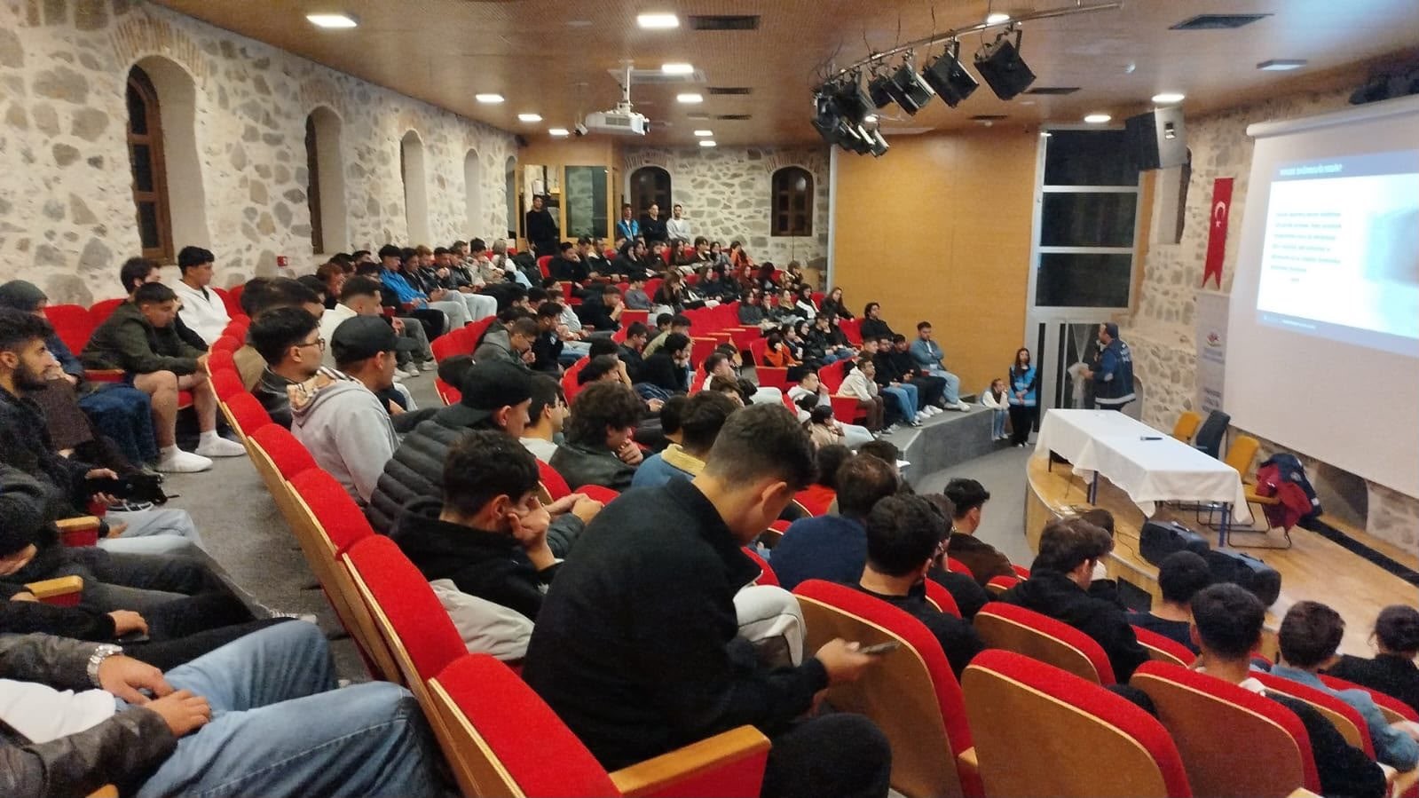 Eskişehir polisinden 565 kişiye uyuşturucuyla mücadele eğitimi