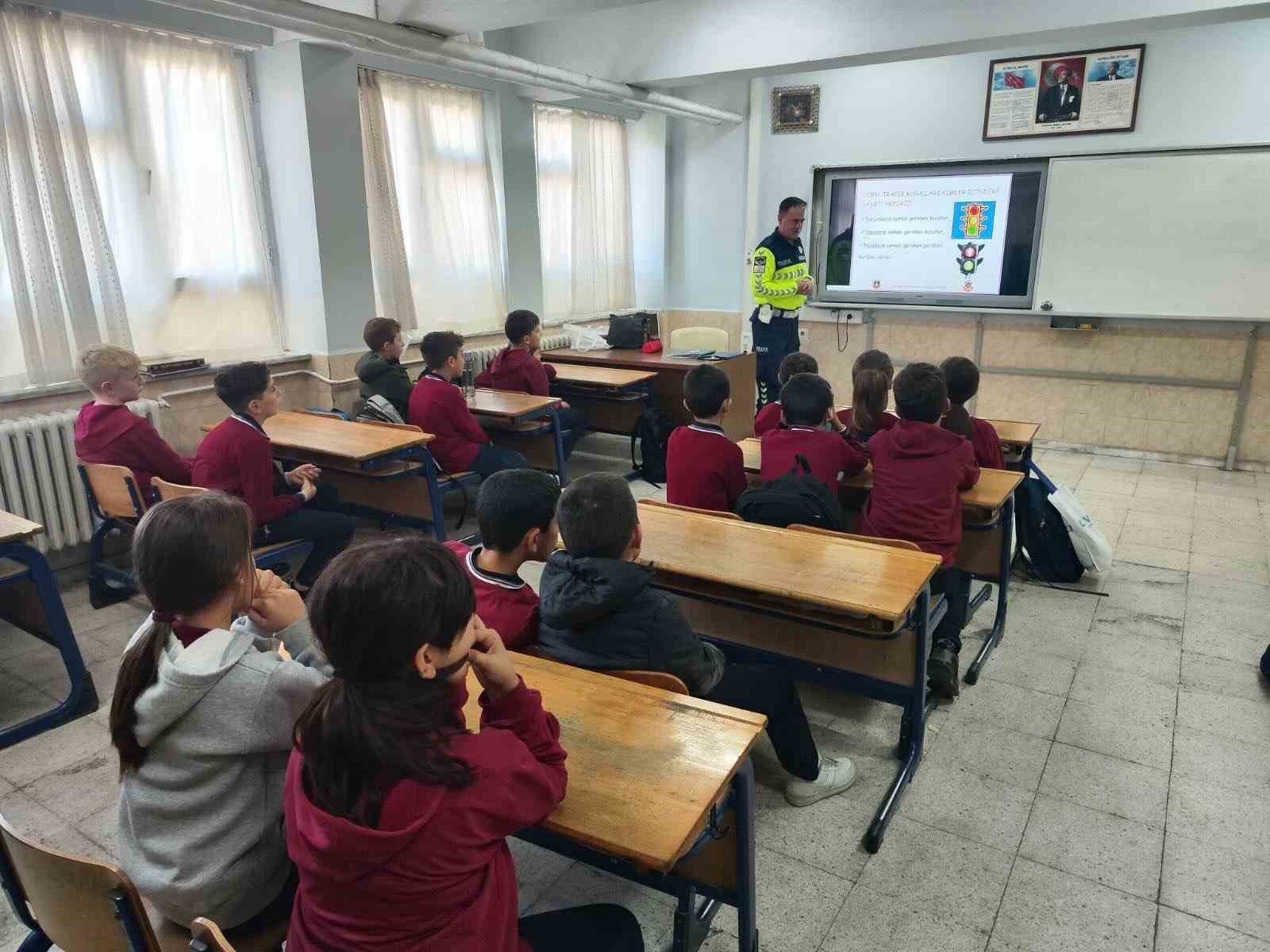 Jandarma 29 öğrenciye trafik eğitimi verdi