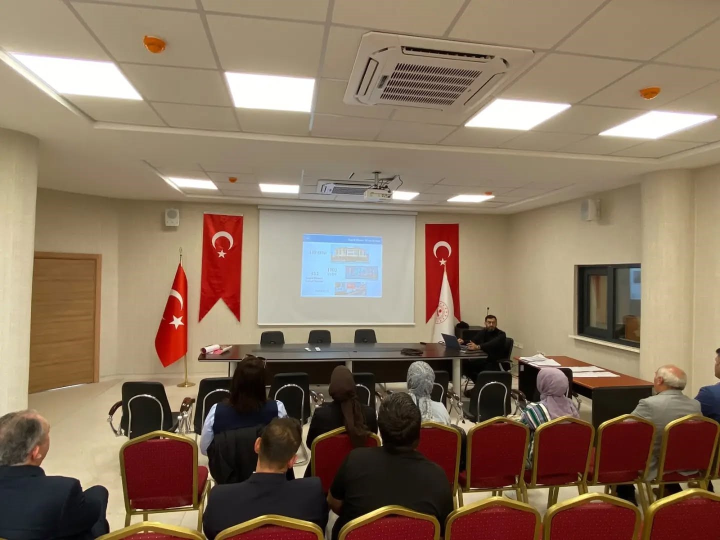 Altıntaş’ta okul idarecileri ve rehber öğretmenlere sosyal destek modeli anlatıldı