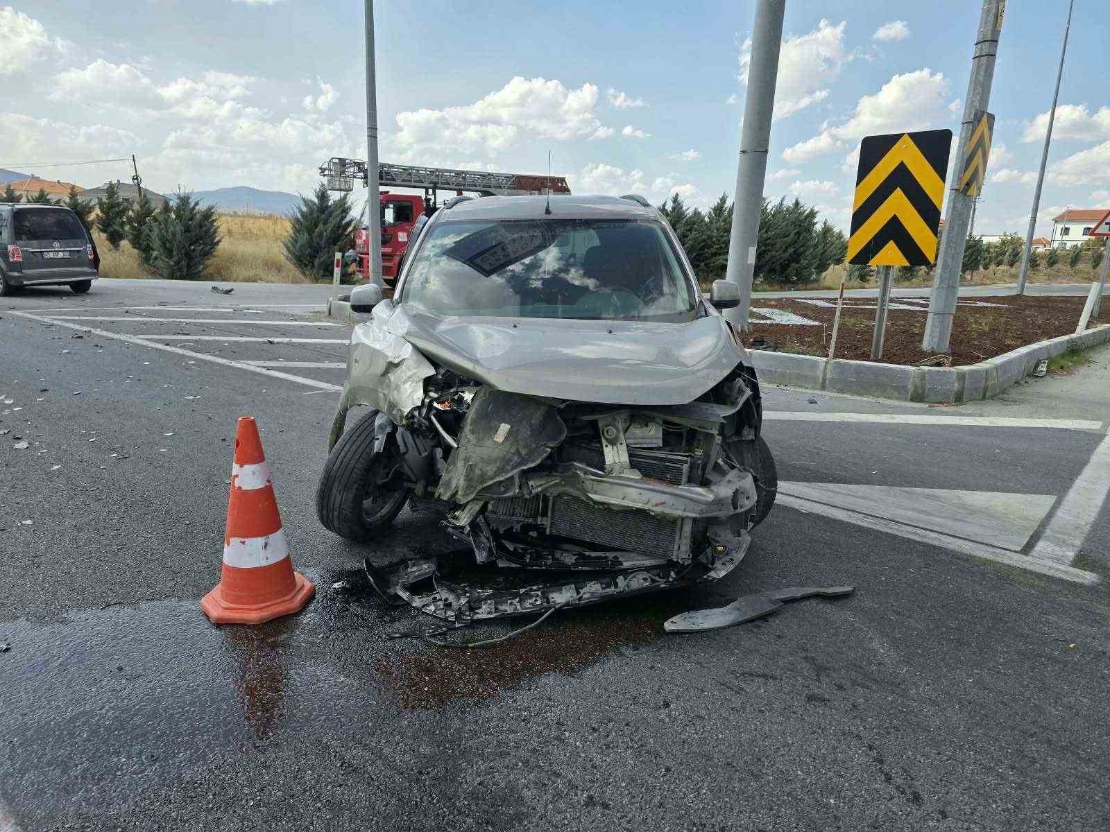 Afyonkarahisar’da trafik kazası:1 ölü 2 yaralı