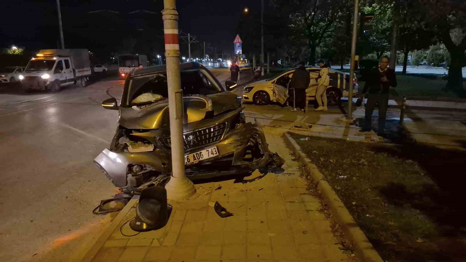 Eskişehir’de iki araç kavşakta çarpıştı: 3 yaralı