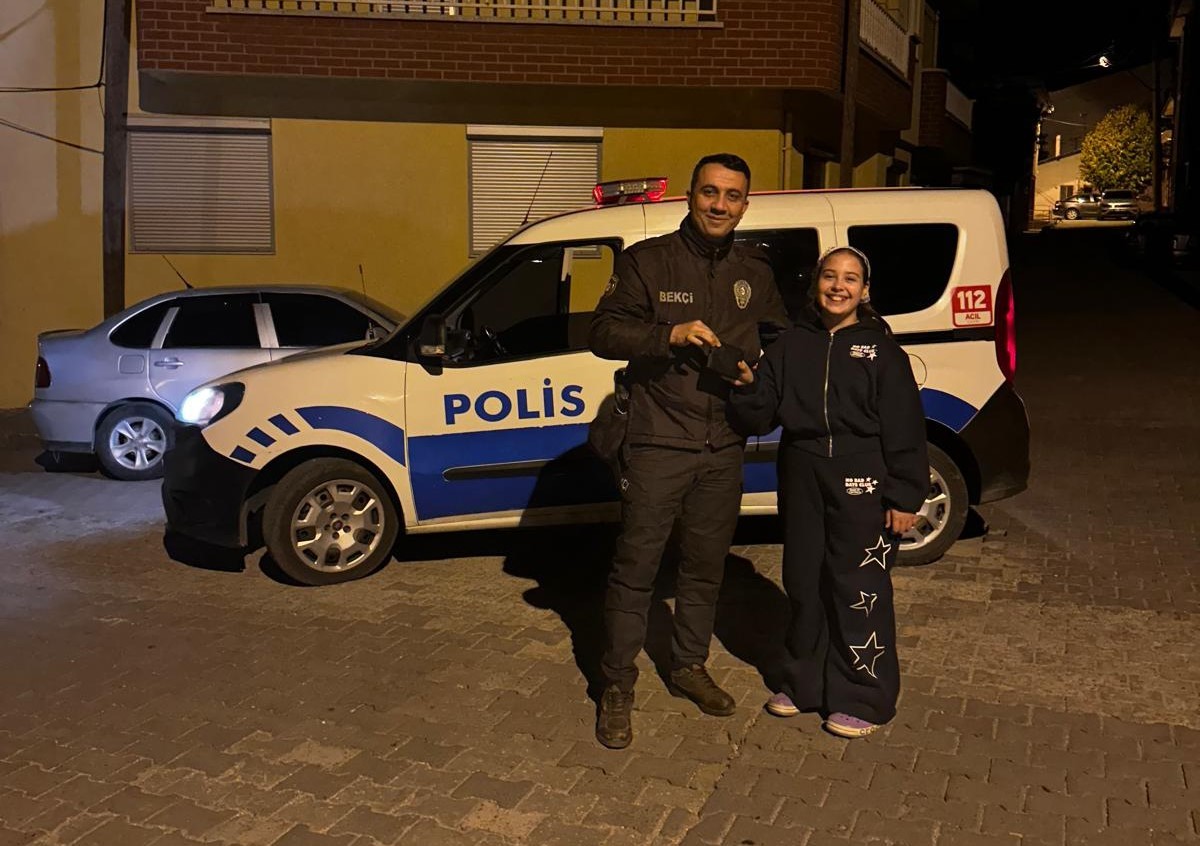 Gediz’de 11 yaşındaki küçük kız bulduğu para dolu cüzdanı polise teslim etti