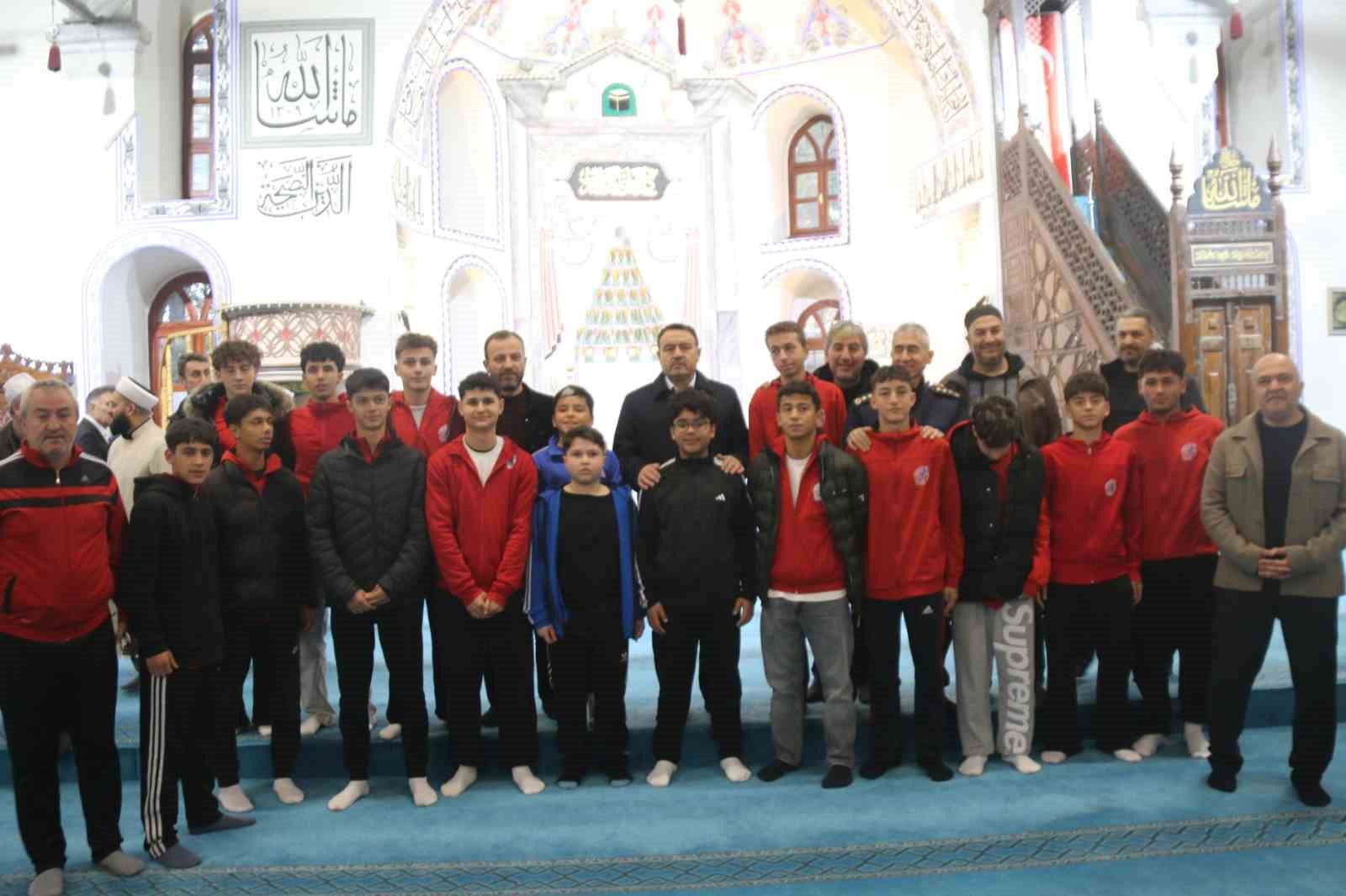 Kütahya Ulu Camii’nde aileler sabah namazında buluştu