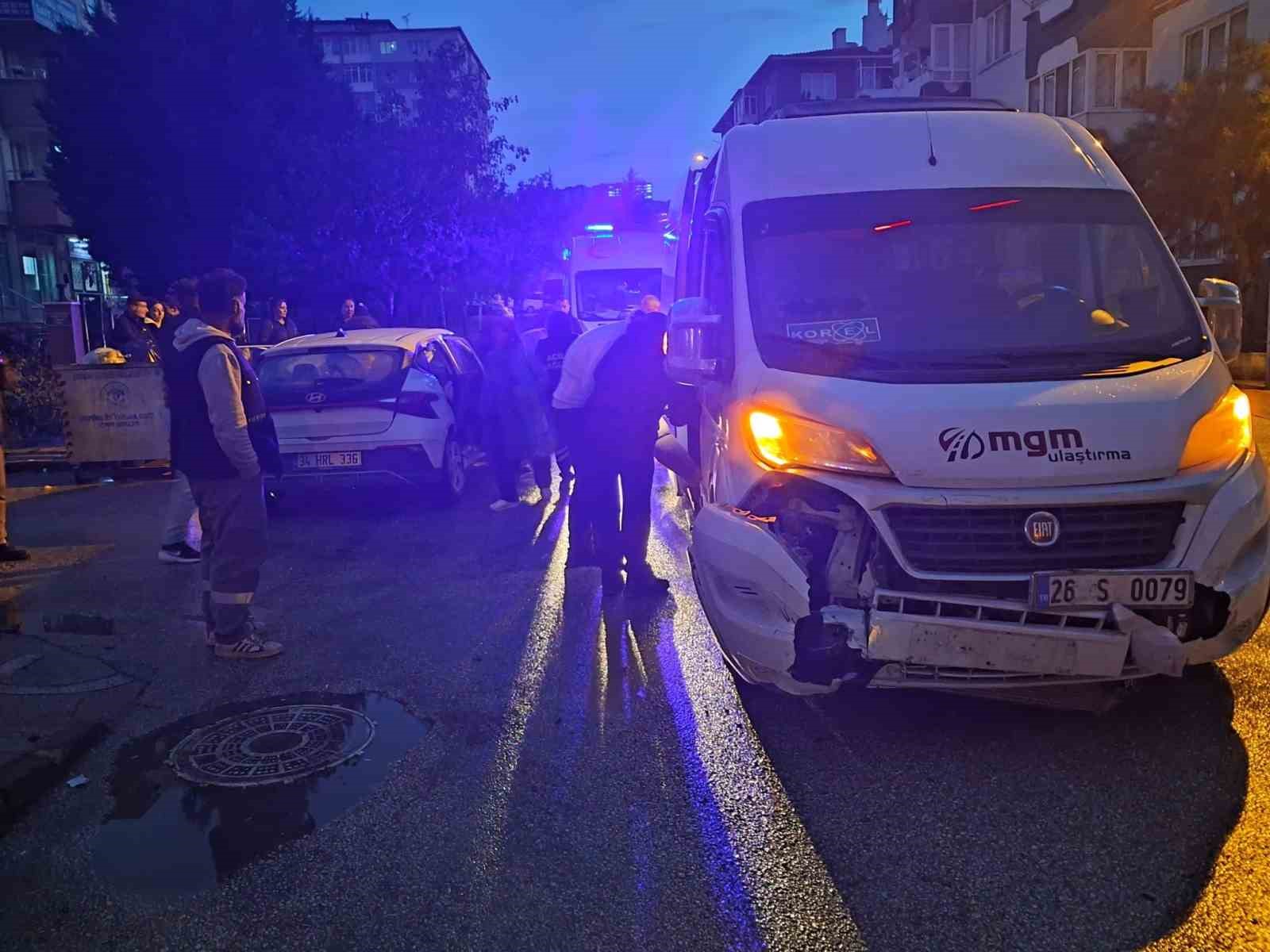 Eskişehir’de servis ile otomobil çarpıştı