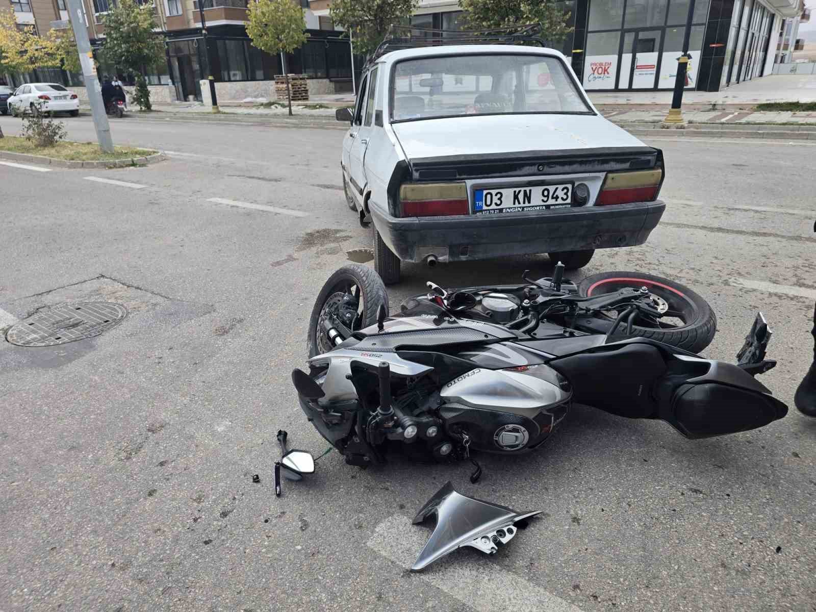 Otomobille çarpışan motosiklet sürücüsü yaralandı