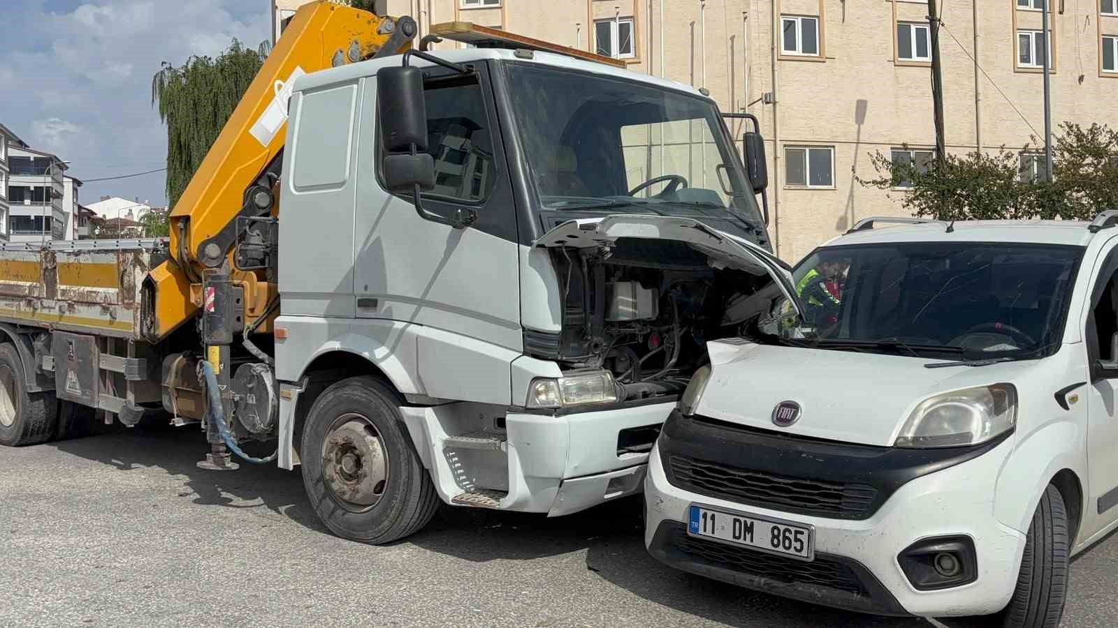 Bilecik’te vinç ile hafif ticari araç çarpıştı: 1 yaralı
