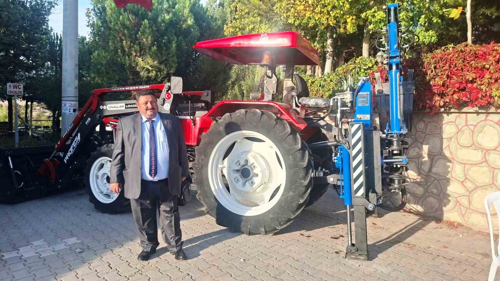 Hisarcık’ta Şeyhler köylüleri bir araya gelip traktör kepçe aldı