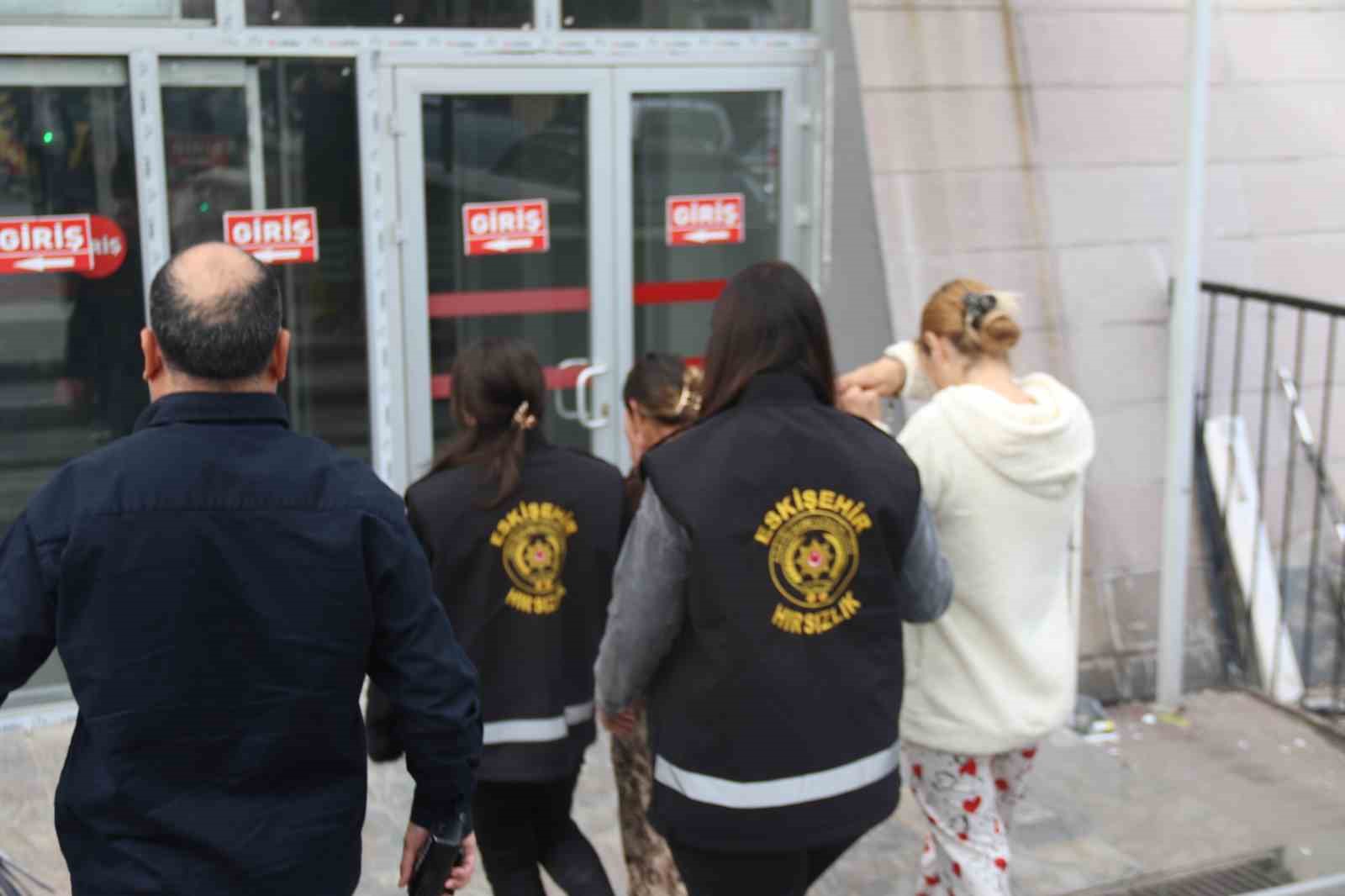 Eskişehir’de 2 evden hırsızlık olayının şüphelileri tutuklandı