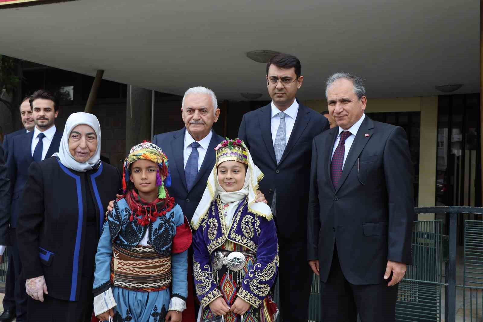 Binali Yıldırım, Uşak’ta anaokulu açılışına katıldı