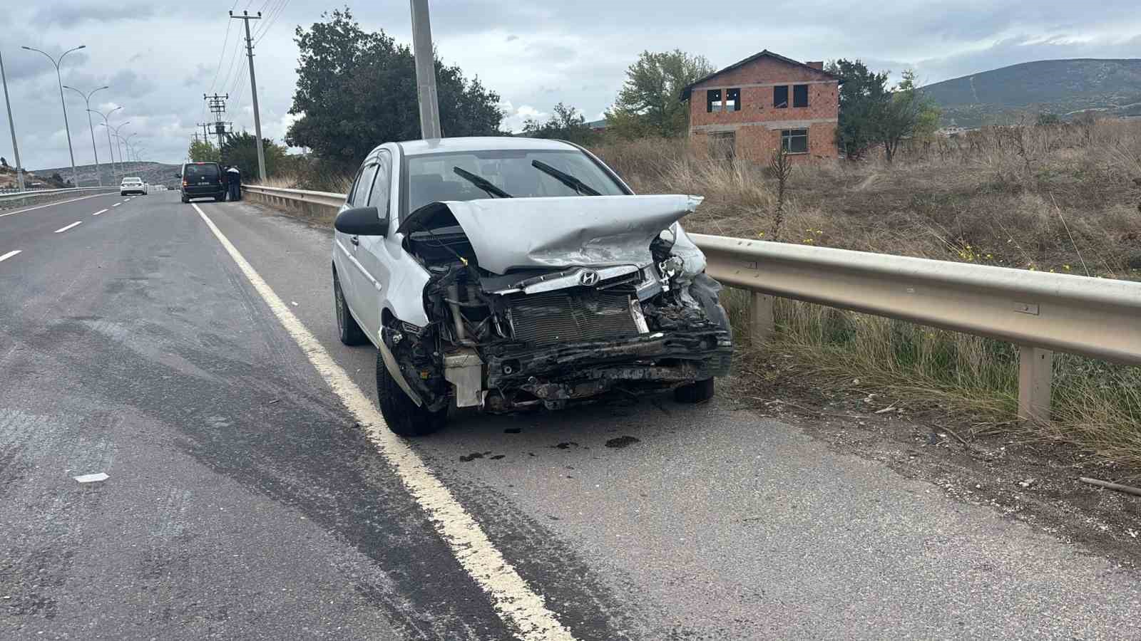Tavşanlı’da otomobil bariyerlere çarptı: 1 yaralı