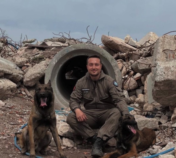 Eskişehir İtfaiyesi’nin arama kurtarma köpekleri zorlu sınavı başarıyla geçti