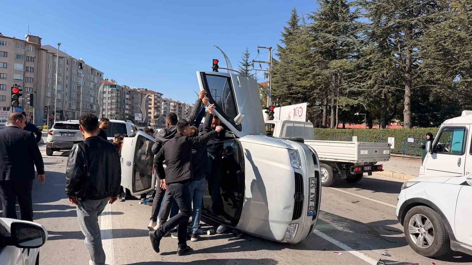 Kontrolden çıkan otomobil araçlara çarpıp ardından yan yattı