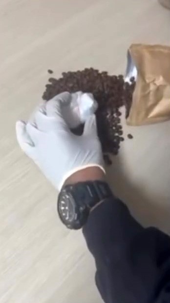 Kahve paketlerinin içinden kokain çıktı, 3 kişi gözaltına alındı