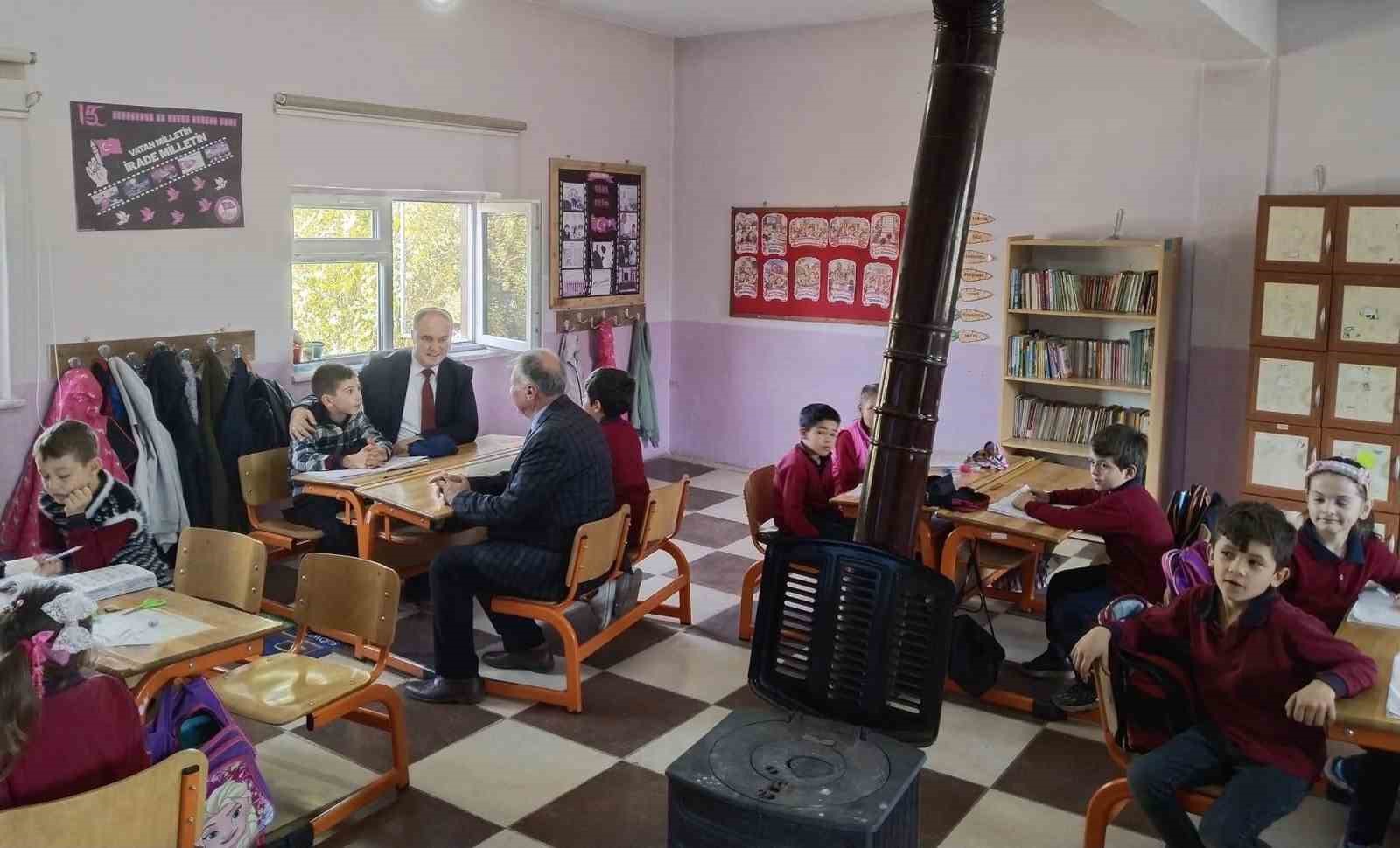 Aslanapa Kaymakamı Tosun, öğrencilerle bir araya geldi