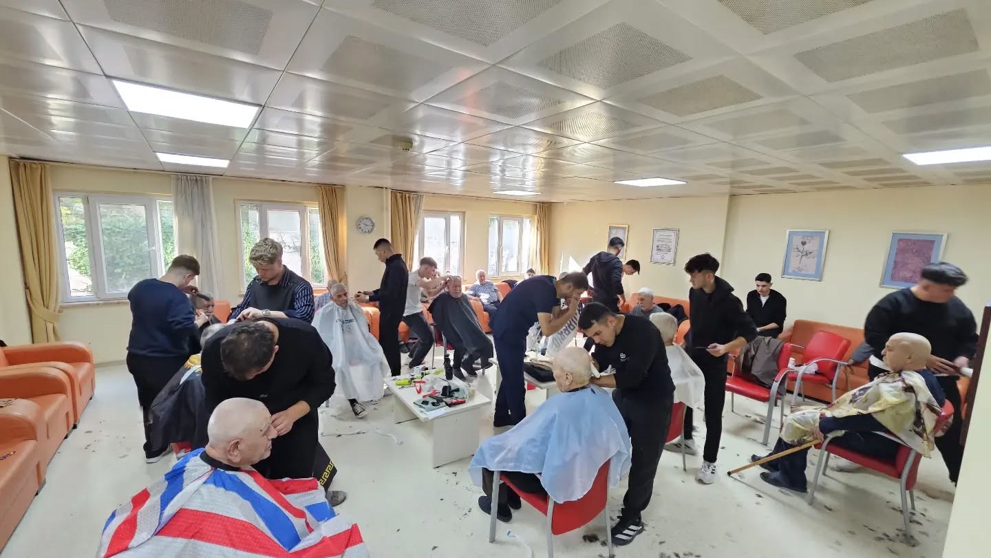 Kütahya’da kuaförlük öğrencilerinden huzurevi sakinlerine anlamlı ziyaret