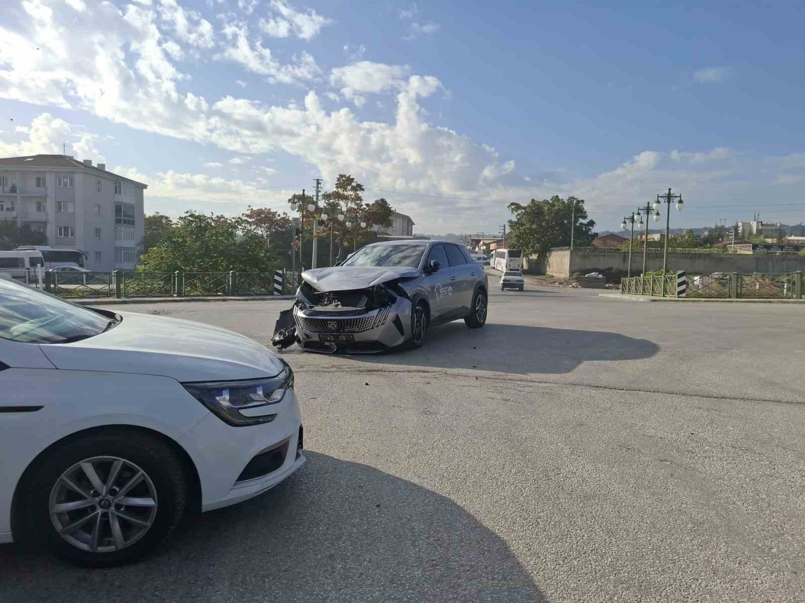 İki sokak kesişimindeki trafik kazası maddi hasarla atlatıldı