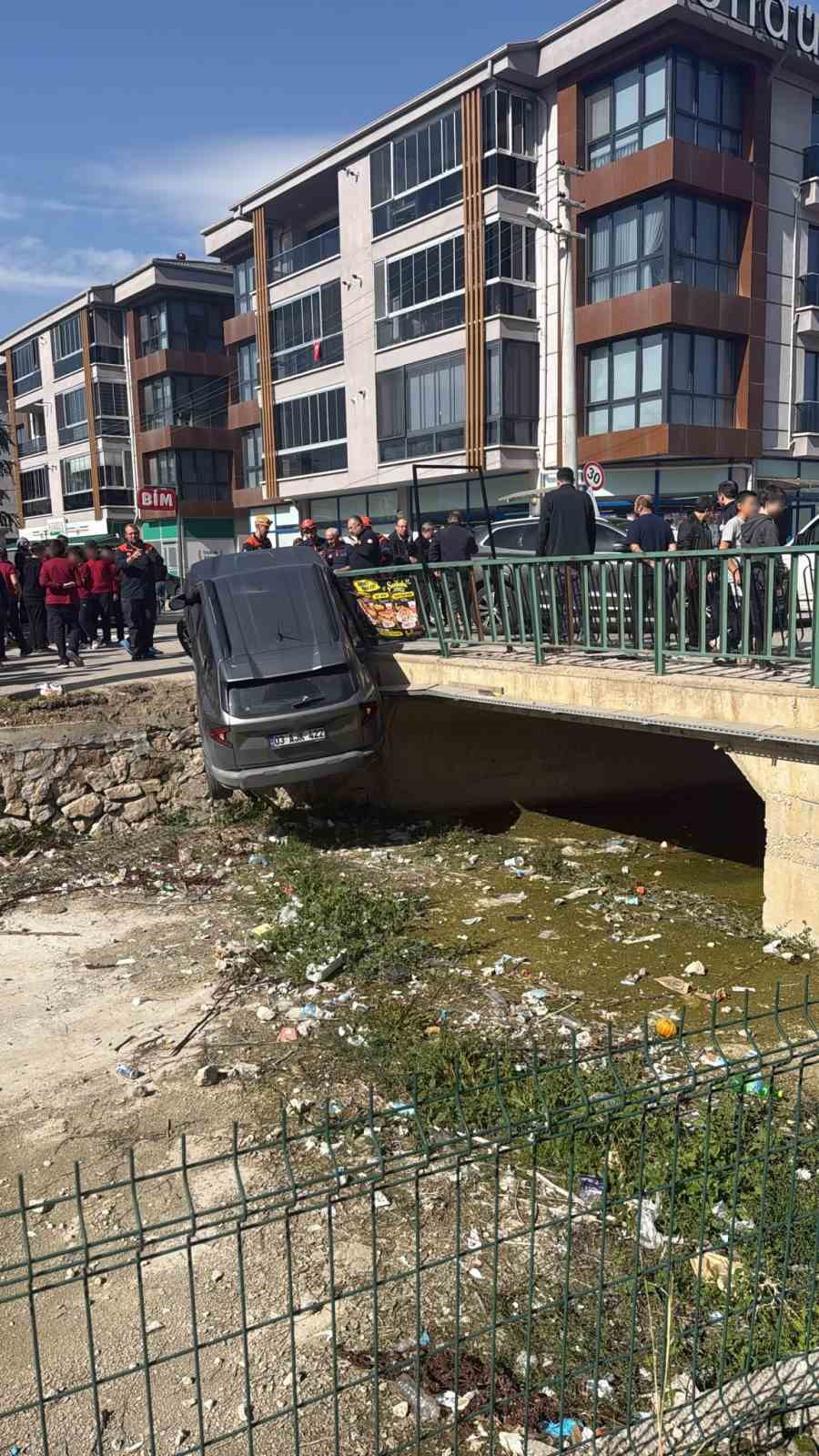 3 aracın karıştığı kazada araçlardan biri dereye uçtu