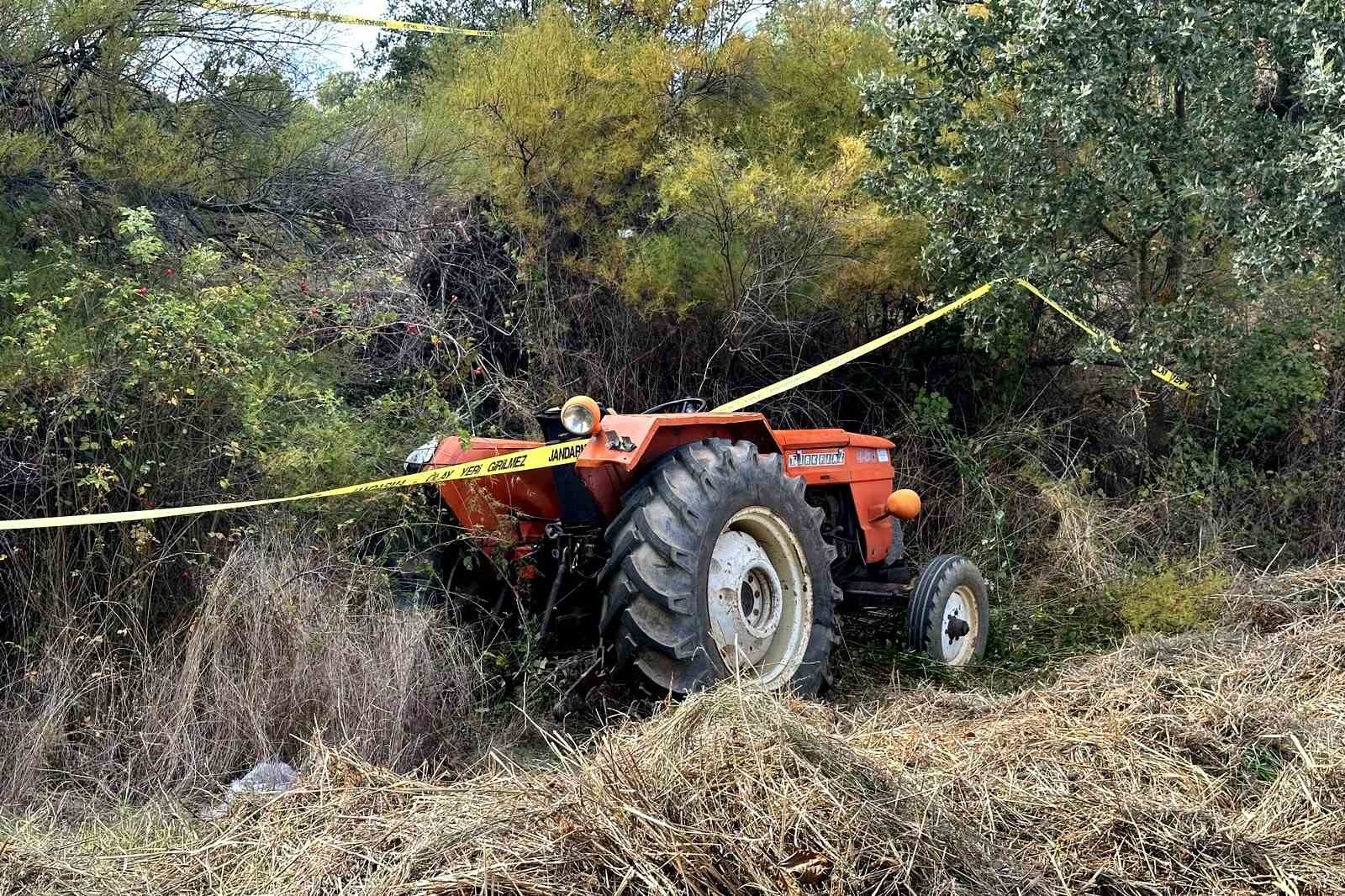 Uşak’ta traktör tarlaya devrildi: 1 ölü