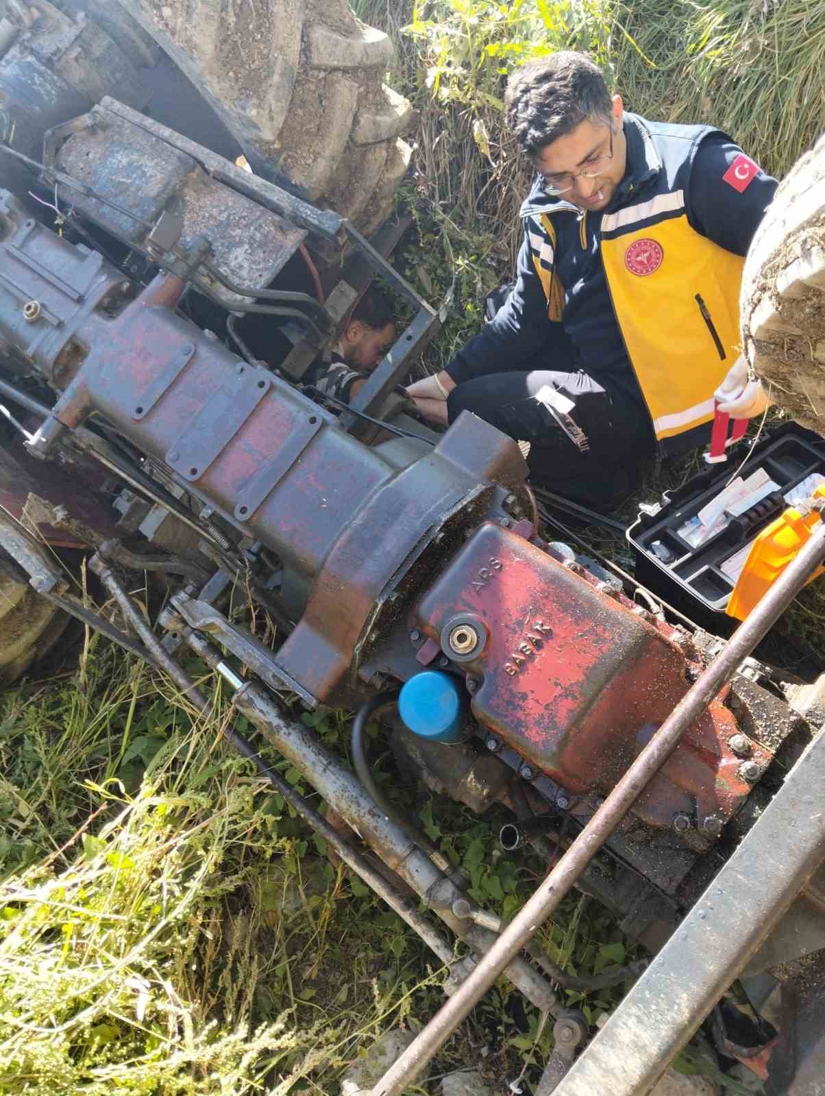 Devrilen traktörün altında kalan sürücü yaralandı