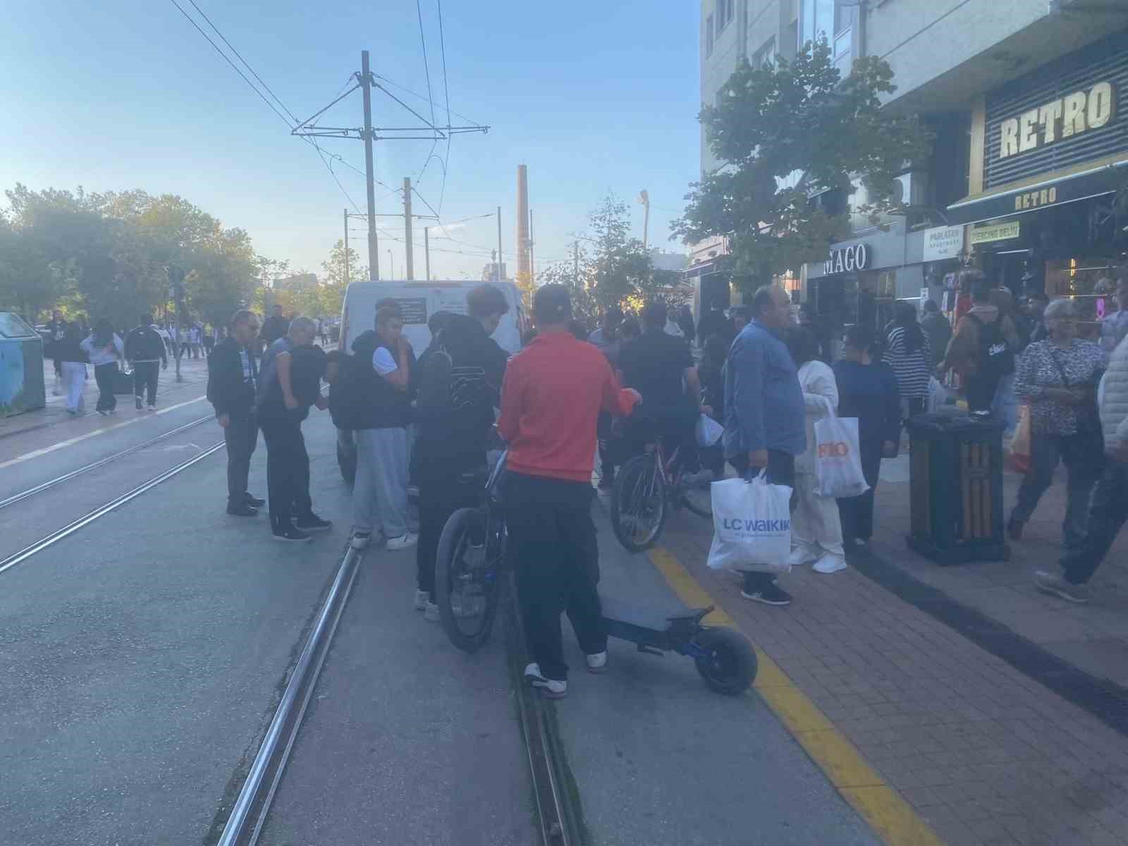 Eskişehir’de scooter ile araç çarpıştı: Çevredeki vatandaşlar yardıma koştu
