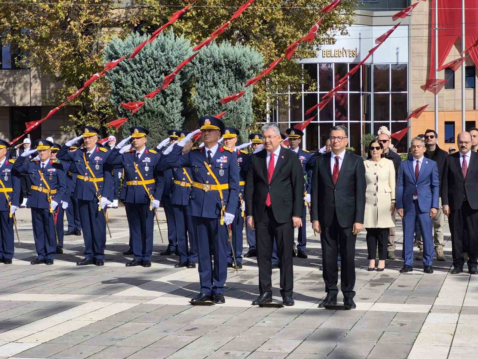 Eskişehir’de 29 Ekim Cumhuriyet Bayramı çelenk sunma töreniyle başladı