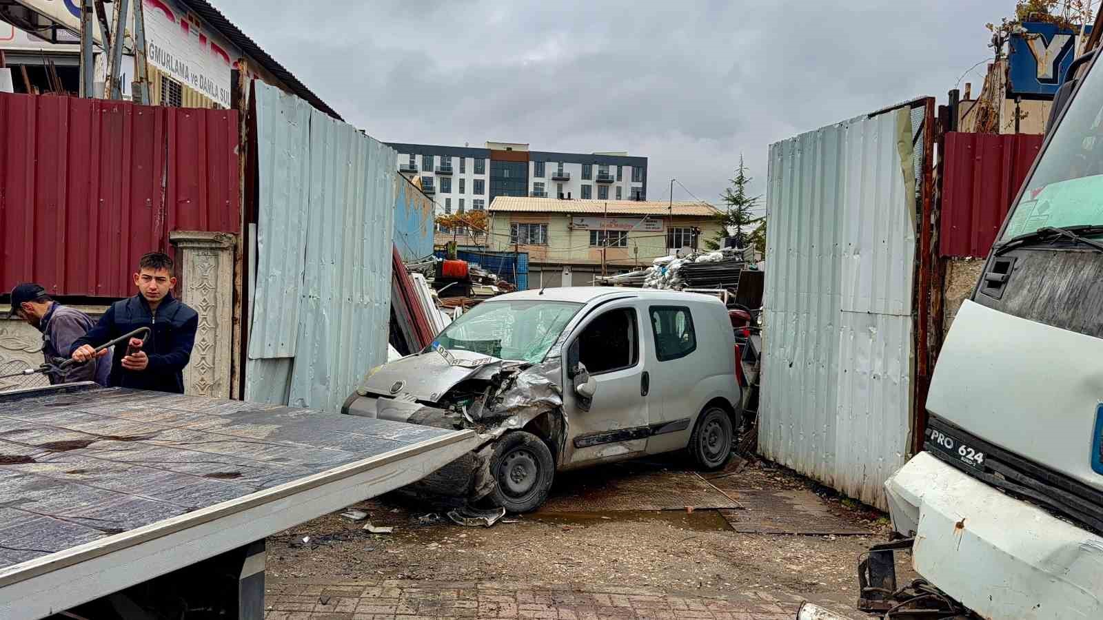 Vinç hurdalık önünde çarptığı aracı hurdaya çıkardı