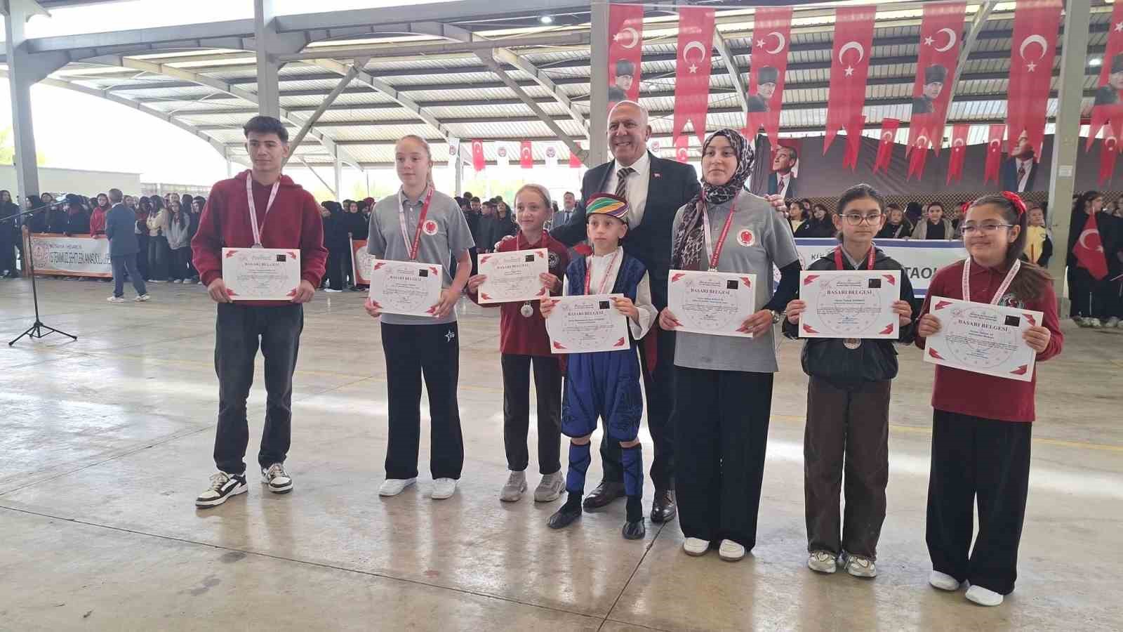 Hisarcık’ta Cumhuriyet Bayramı yarışmalarında dereceye giren öğrenciler ödüllendirildi