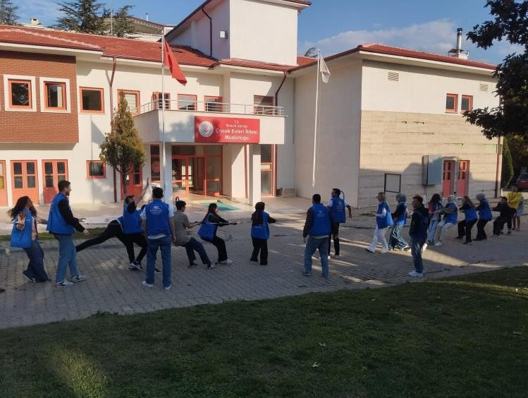 Gönüllü gençler çocuk evlerinde kalan çocuklarla buluştu