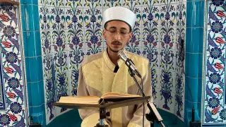 Konuşurken kekeleyen vekil imam hatip, Kur’an-ı Kerim’i ve duaları takılmadan okuyor