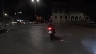 Yanlış yöne giren arkadaşını doğru yola gülerek çağırdı